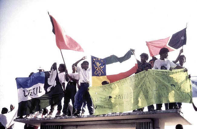 Students demonstrate at Santa Cruz cemetery, 12 November 1991 / Author