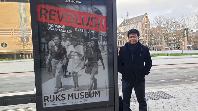 Bonnie Triyana next to a poster of the exhibition Revolusi! Indonesia Independent at the Rijksmuseum, February 2022. Source: Triyana private collection